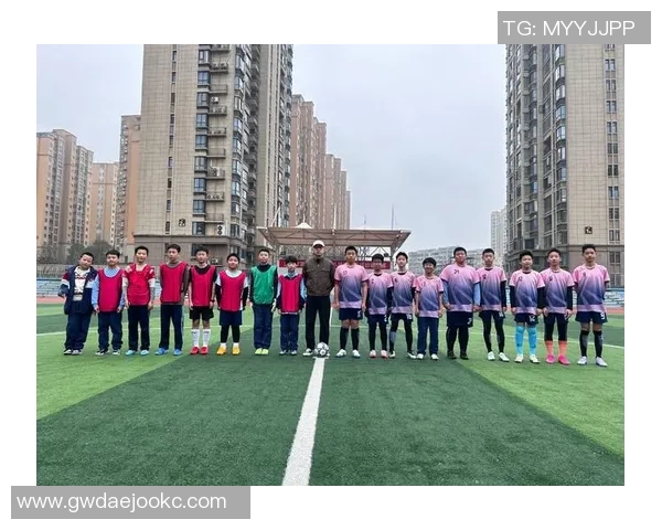 足球巨星同框合照尽显球场风采与默契传递荣耀与梦想